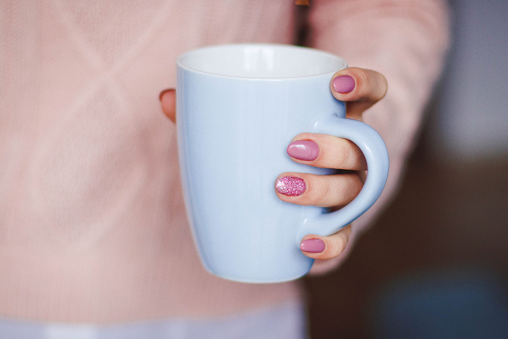 drink tea woman holding tea cup ways to kepp teeth healthy