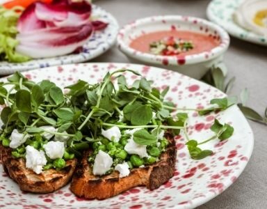 Foodie FridayCrushed pea, pesto and goat’s cheese bruschetta FEATURED