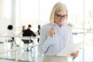 How To Find Your Inner Confidence And Keep It NERVOUS WOMAN Reading speech notes