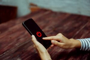 woman turning off her phone healthy habits