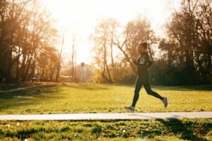 london marathon training woman running through park