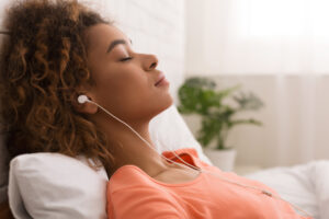 Emotional-SOS-–-10-simple-tactics-to-tackle-anxiety-and-lift-your-mood-LISTEN-TO-MUSIC.jpg 