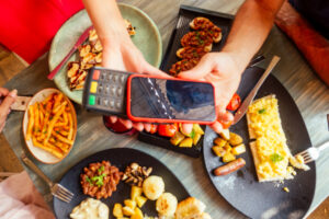 phone-at-dinner-table-no-social-media.jpg 